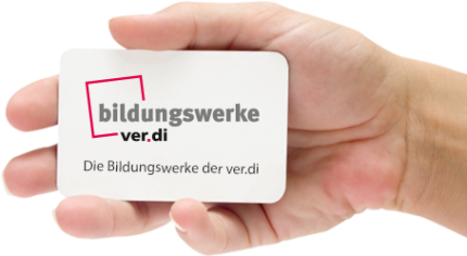 Eine Hand hält eine Visitenkarte mit dem Logo der bildungswerke der ver.di