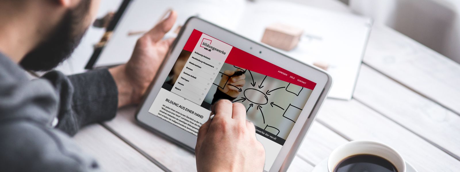 Auf einem Tablet ist die Webseite der Bildungswerke der ver.di geöffnet.